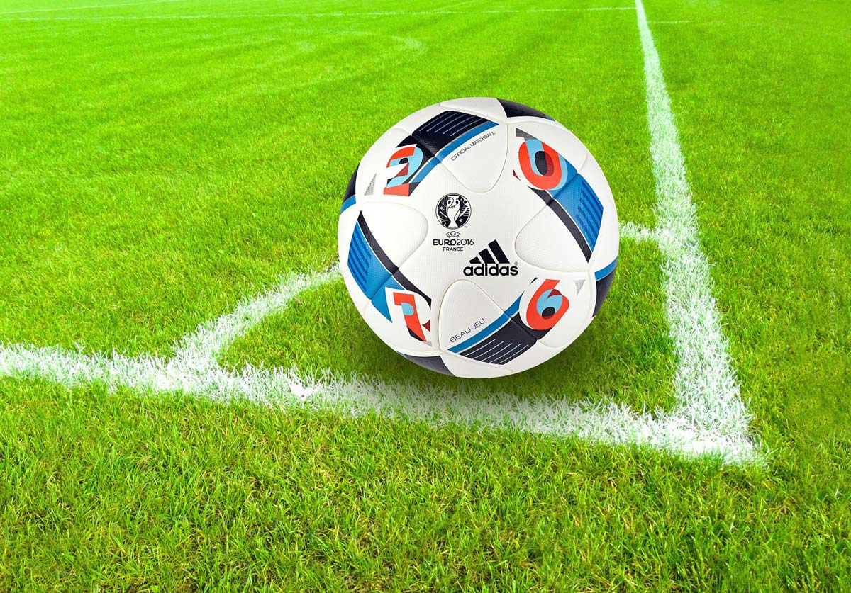 adidas-sportmarke-modemarke-kleidung-sport-rasen-ball-fifa