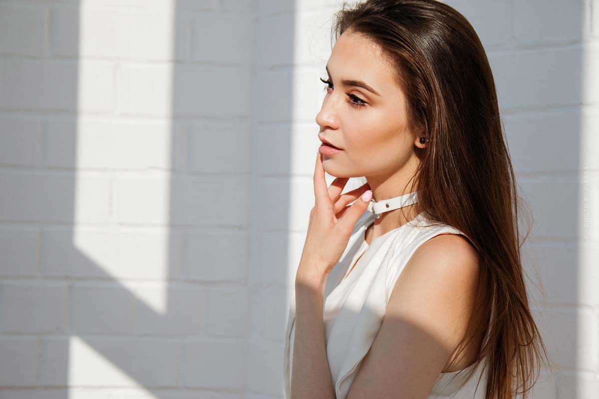 beauty guide-haare-pflege-glattes haar-frau-model-styling-weißes kleid