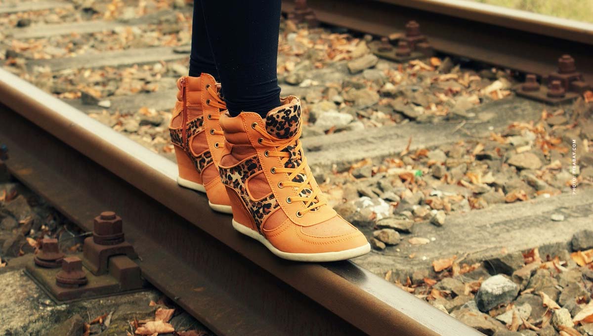 buffalo-boots-shoes-schuhe-women-walking-frau-gehend-stiefel