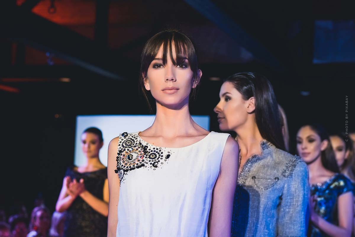 Fashion Week-Event-Kollektion-Termine-Weiß-Kleid-Frauen-Model