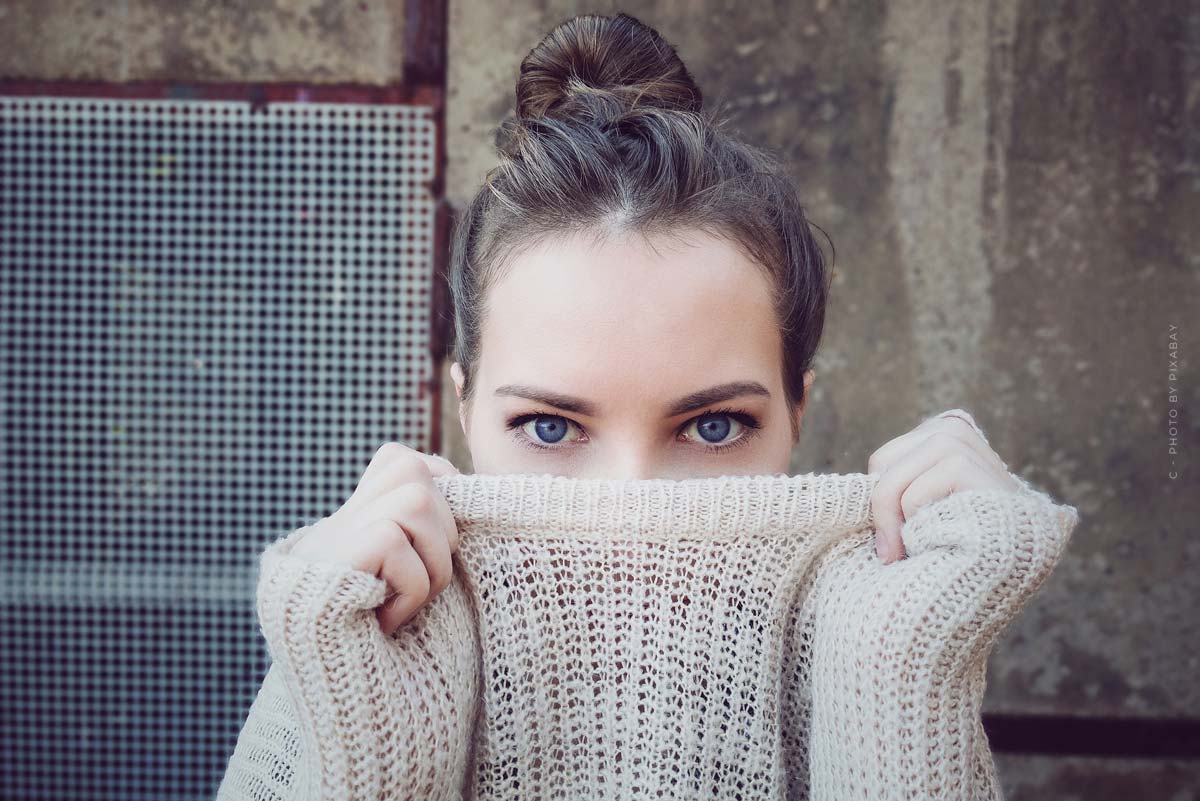 frau-braune-haare-pullover-beige-pimkie-videos