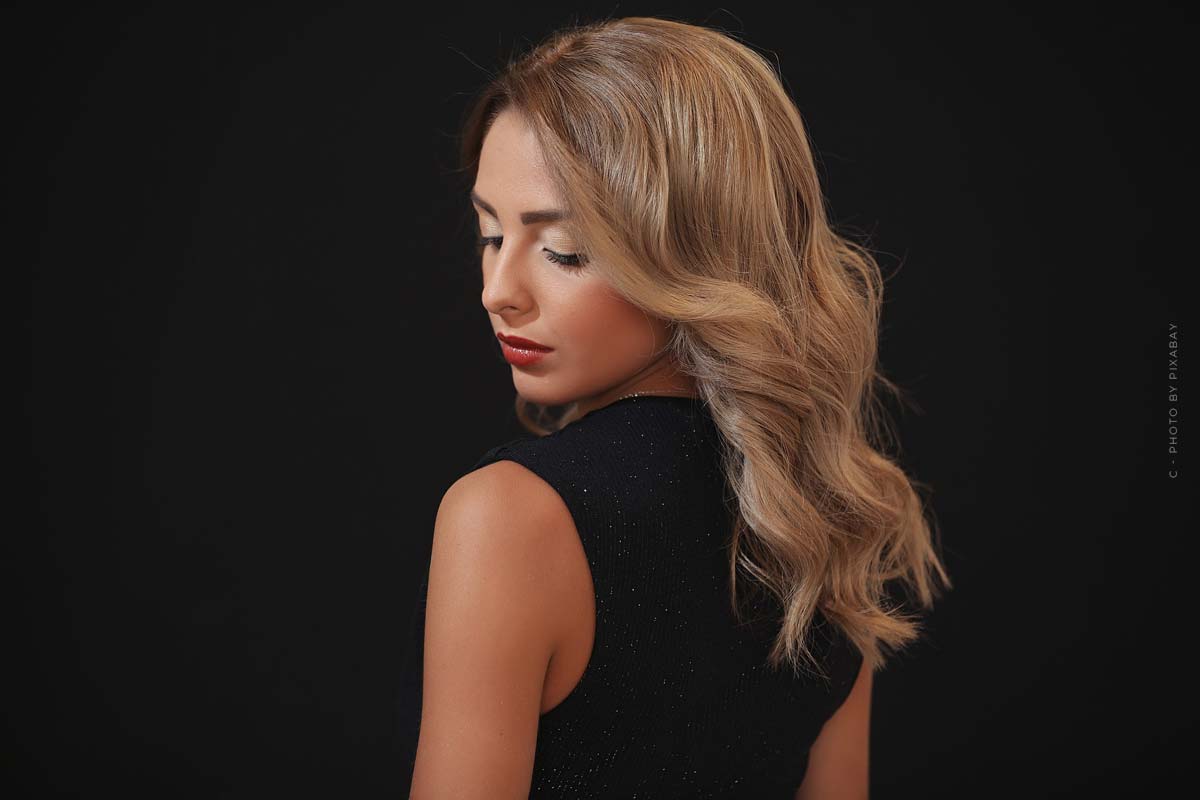 frau-model-blond-locken-schwarz-kleid-oberteil-schminke-lippenstift