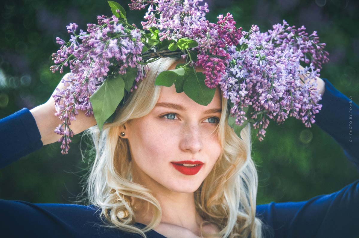 Gesichtsmasken-Frau-Model-Blumen-Lila-Blond-Rote Lippen-Beauty-Pflege-Tipps