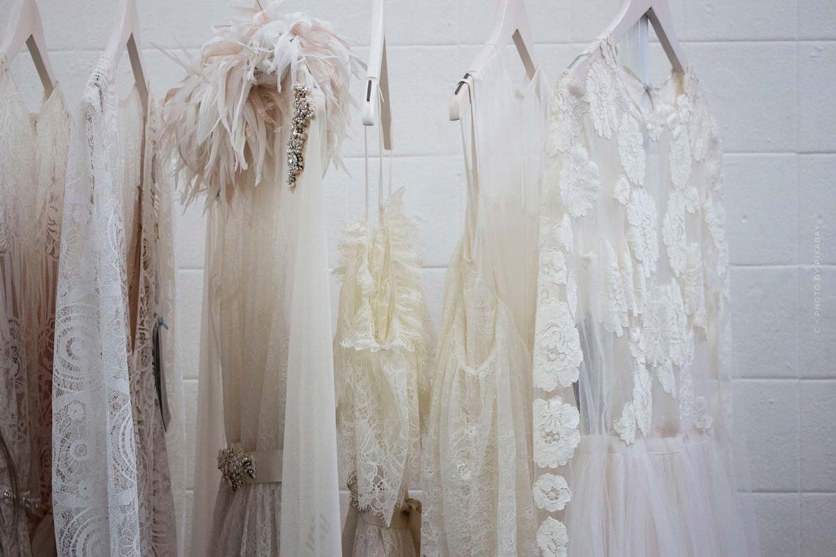 kleider-kurz-lang-kleiderstange-weiss-creme-beige-frau-abendmode