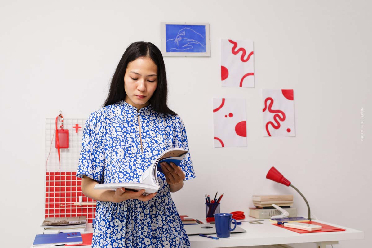 kommunikationsagentur-communication-kommunikation-agentur-agency-werbung-woman-reads-design-thinking-book