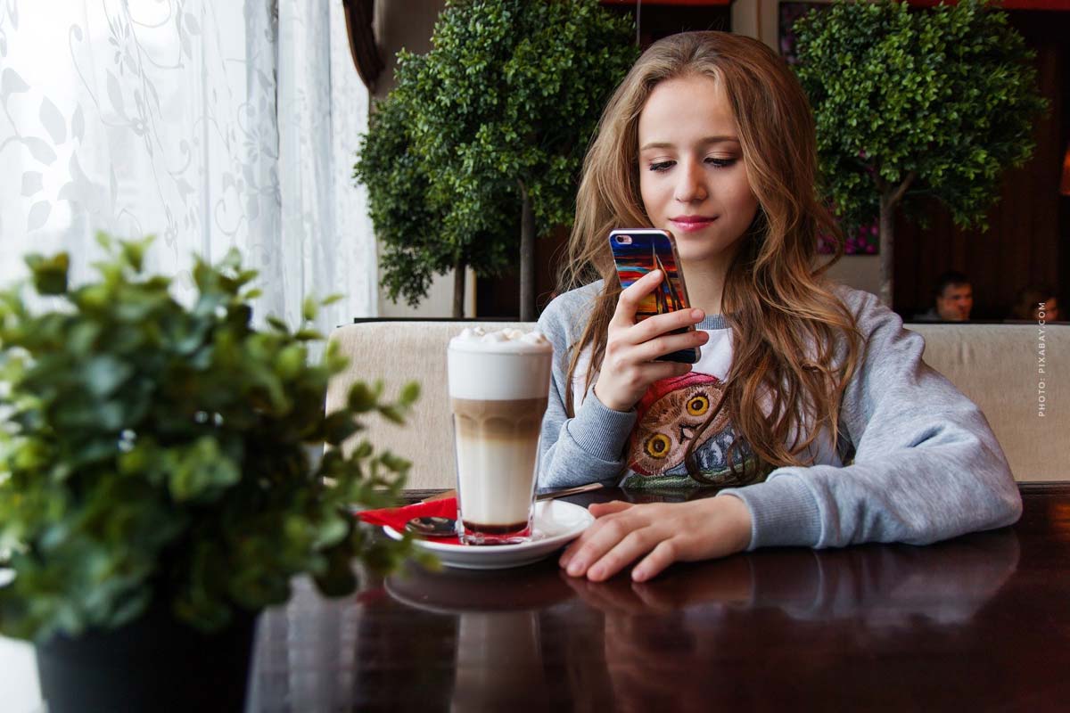 kreditkarte-debit-app-vergleich-iphone-starbucks-schnell-bezahlen-kostenlos-junges-model-berlin