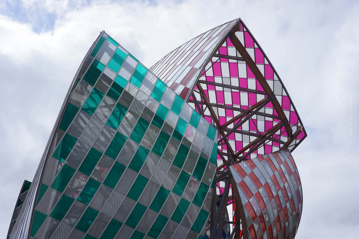lvmh-konzern-gebäude-türkis-rosa-rot